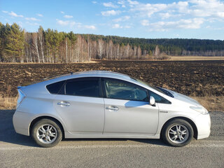 2010 Toyota Prius III (XW30), серебристый, 850000 рублей, вид 2