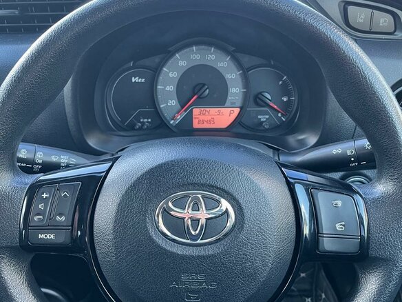 2018 Toyota Vitz III (XP130) Рестайлинг 2, белый, 1280000 рублей - вид 8