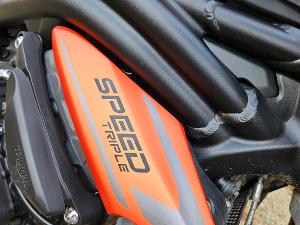 2023 Triumph Speed Triple, оранжевый, 1600000 рублей - вид 7