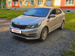 2015 Kia Rio III Рестайлинг, серебристый, 550000 рублей, вид 3