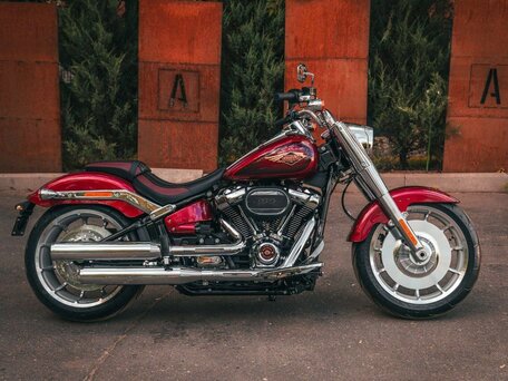 2023 Harley-Davidson Fat Boy, пурпурный, 3590000 рублей, вид 2