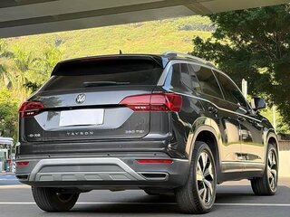 2022 Volkswagen Tayron I, чёрный, 2099999 рублей, вид 3