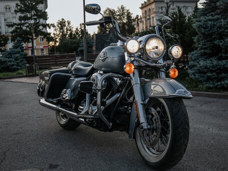 2010 Harley-Davidson Road King, серебристый, 890000 рублей, вид 3