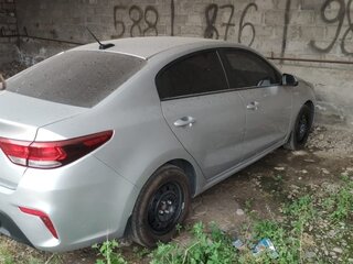 2017 Kia Rio IV, серебристый, 900000 рублей, вид 3