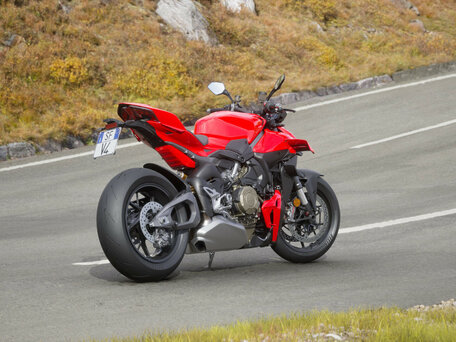 2026 Ducati Streetfighter V4, красный, 3290000 рублей, вид 4