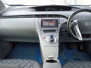 2011 Toyota Prius III Рестайлинг (XW30), белый, 1050000 рублей, вид 2