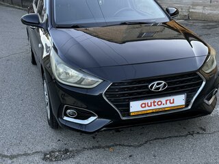 2018 Hyundai Solaris II, чёрный, 995000 рублей, вид 3