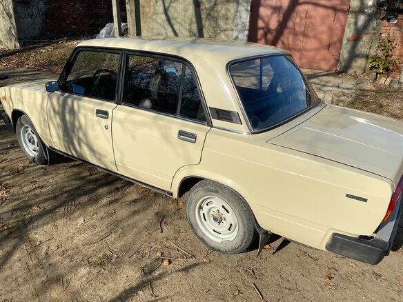 1990 Lada (ВАЗ) 2105, бежевый - вид 2