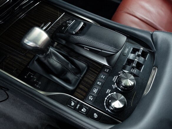 2019 Lexus LX 450d III Рестайлинг 2, белый, 9500000 рублей - вид 17