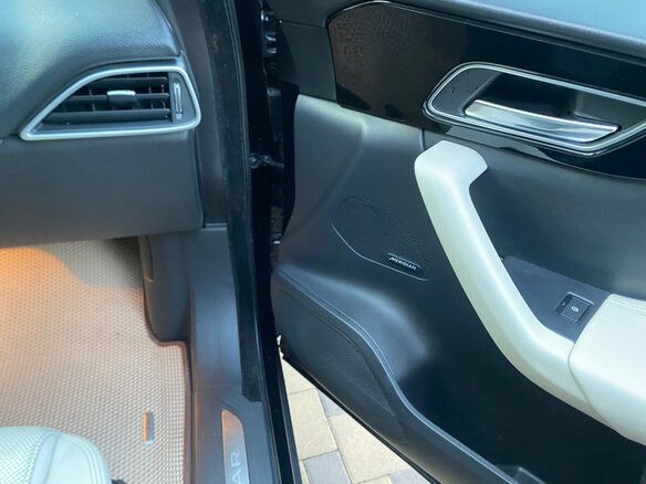 2016 Jaguar F-Pace I, чёрный, 2390000 рублей - вид 10