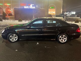 2003 Mercedes-Benz E-Класс 220 III (W211, S211), чёрный, 700000 рублей, вид 3