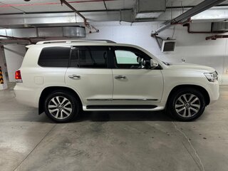 2018 Toyota Land Cruiser 200 Series Рестайлинг 2, белый, 9050000 рублей, вид 4