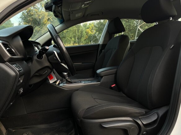2019 Kia Optima IV Рестайлинг, белый, 1400000 рублей - вид 6