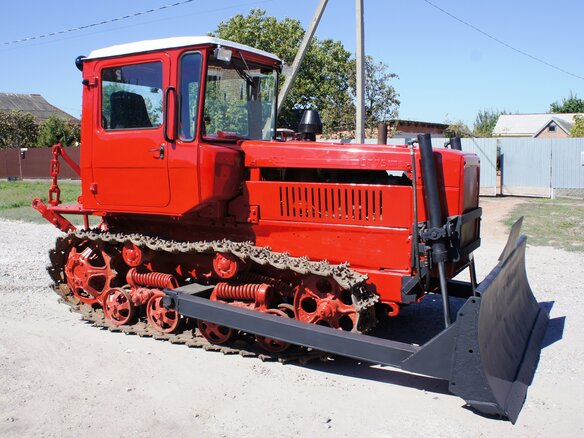 2002 ВгТЗ ДТ-75/ДЗ-42, красный - вид 1