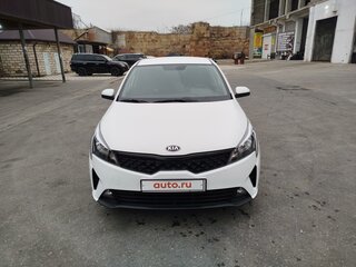 2021 Kia Rio IV Рестайлинг, белый, 1700000 рублей, вид 1