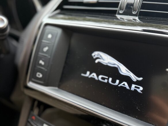2017 Jaguar F-Pace I, красный, 2349000 рублей - вид 24