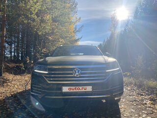 2018 Volkswagen Touareg III, коричневый, 5500000 рублей, вид 1