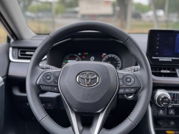 2024 Toyota RAV4 V (XA50), белый, 2830000 рублей - вид 5