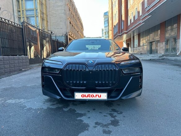 2023 BMW 7 серии 760i xDrive VII (G70), чёрный, 12500000 рублей - вид 2