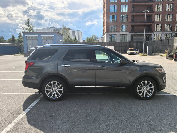 2017 Ford Explorer V Рестайлинг, серый, 2650000 рублей - вид 5