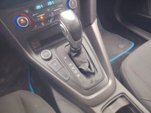 2016 Ford Focus III Рестайлинг, серебристый, 1200000 рублей - вид 13