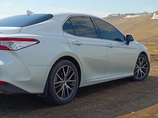 2021 Toyota Camry VIII (XV70) Рестайлинг, белый, 3620000 рублей, вид 3