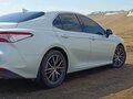 2021 Toyota Camry VIII (XV70) Рестайлинг, белый, 3620000 рублей - вид 2