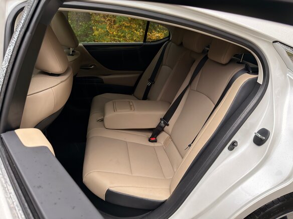 2020 Lexus ES 300h VII, белый, 4200000 рублей - вид 27
