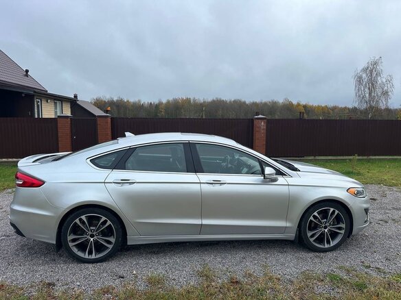 2019 Ford Fusion (North America) II Рестайлинг, серебристый, 2000000 рублей - вид 1