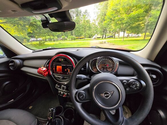2020 Mini Hatch One III (F55/F56) Рестайлинг, красный, 1650000 рублей - вид 5