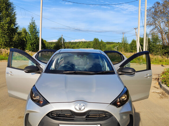 2020 Toyota Yaris IV, серебристый, 1200000 рублей