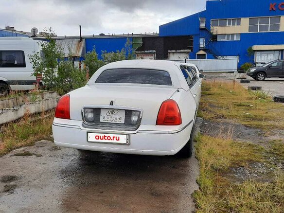 2003 Lincoln Town Car III Рестайлинг, белый, 500000 рублей - вид 3