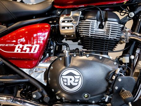 2026 Royal Enfield Super Meteor, пурпурный, 792000 рублей, вид 5