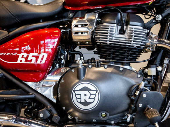 2026 Royal Enfield Super Meteor, пурпурный, 792000 рублей - вид 4