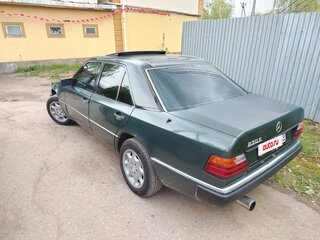 1990 Mercedes-Benz W124 230, зелёный, 350000 рублей, вид 4