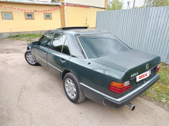 1990 Mercedes-Benz W124 230, зелёный, 350000 рублей - вид 3
