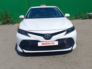 2019 Toyota Camry VIII (XV70), белый, 1700000 рублей, вид 1