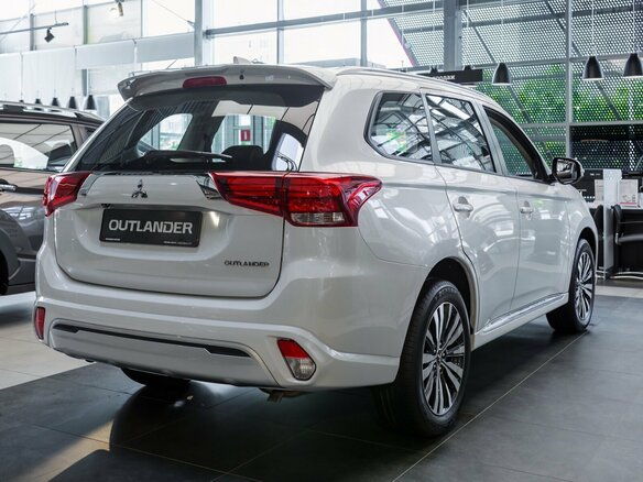 2022 Mitsubishi Outlander III Рестайлинг 3, белый - вид 4