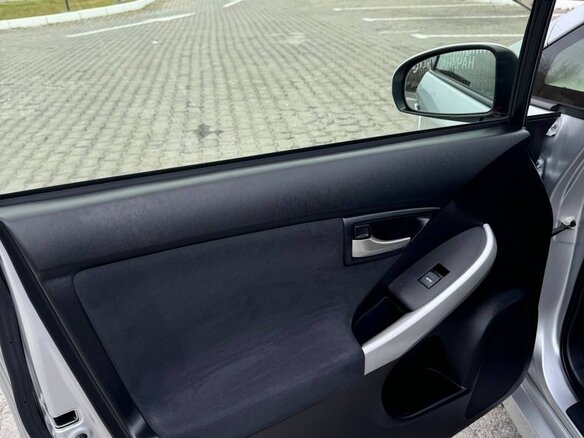 2012 Toyota Prius III Рестайлинг (XW30), серебристый, 1250000 рублей - вид 20