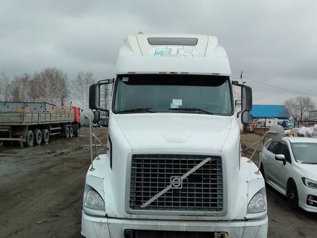 2003 Volvo VNL, белый, 4000000 рублей, вид 5