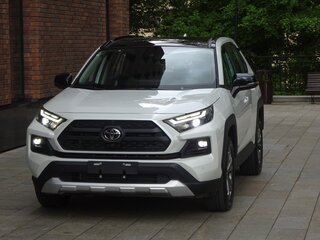 2023 Toyota RAV4 V (XA50), белый, 3900000 рублей, вид 1