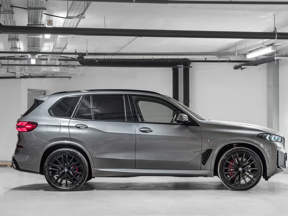 2024 BMW X5 40d IV (G05/G18) Рестайлинг, серый - вид 3