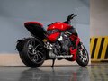 2023 Ducati Diavel V4, красный - вид 1