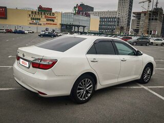 2017 Toyota Camry VII (XV50) Рестайлинг, белый, 1920000 рублей, вид 4