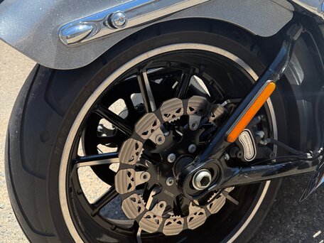 2014 Harley-Davidson Breakout, серебристый, 1399500 рублей, вид 4