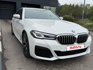 2021 BMW 5 серии 530i xDrive VII (G30/G31/G38) Рестайлинг, белый, 5900000 рублей, вид 3