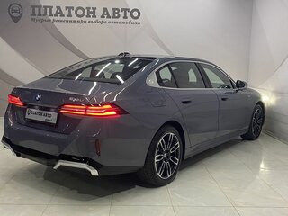 2025 BMW 5 серии Long 530Li xDrive VIII (G60/G61/G68), серый, 8199000 рублей, вид 5