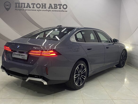 2025 BMW 5 серии Long 530Li xDrive VIII (G60/G61/G68), серый, 8199000 рублей - вид 4