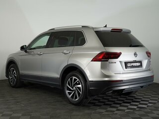 2018 Volkswagen Tiguan II, серебристый, 2470000 рублей, вид 2