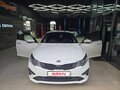 2019 Kia Optima IV Рестайлинг, белый, 1800000 рублей - вид 2